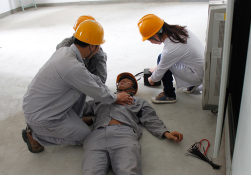 中国医生急救外国游客 心跳骤停如何急救_健康