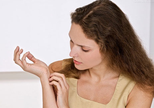 蚊虫叮咬怎么快速消肿止痒?快速的啊!痒死了!