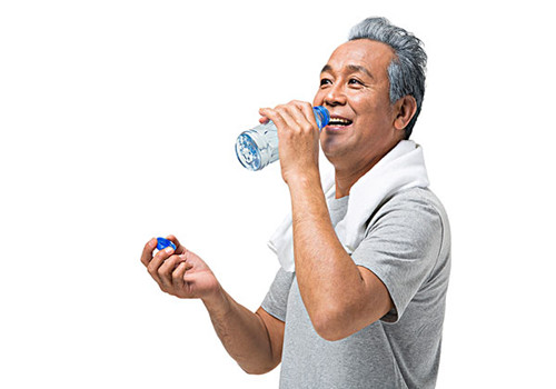 夏天老人口渴怎么办_夏天简笔画