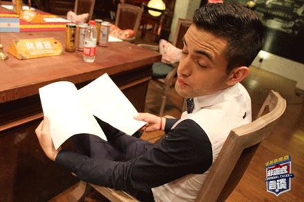 一般都是天生的,多为横纹,竖纹较少见,抬头纹的产生与面部表情有着