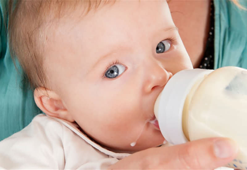 睡前喝奶。很多妈妈会在睡前给宝宝喝些果汁