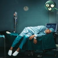 女医生连续手术16个小时 累到席地而眠