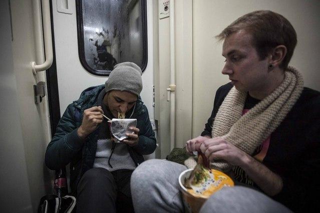 高铁拒售泡面　回家路上吃什么