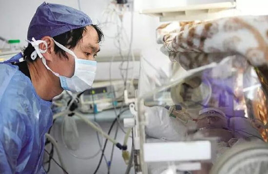 丈夫在家用剪刀为妻子接生，幼子生命垂危