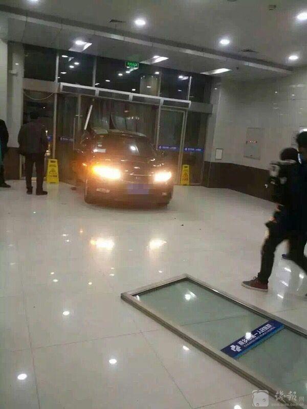 女婴突发高烧，父亲飙车就医撞掉医院大门