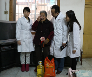 长沙中研白癜风医院走进社区慰问贫困家庭