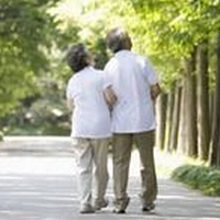 老人多走“螃蟹步”能缓解腰腿疼痛