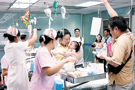 竹棍穿腹男童已脱离生命危险 一周后可转至普通病房