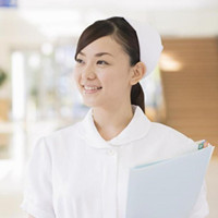 为了手术顺利，这位女护士跪地托举无影灯