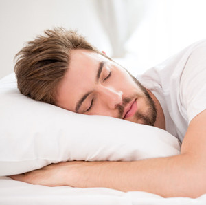 趴着睡更容易做春梦？4种睡姿最影响男人性功能