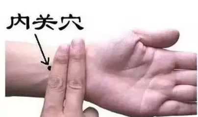 床上像这样睡觉的人，肝脏多半不好！