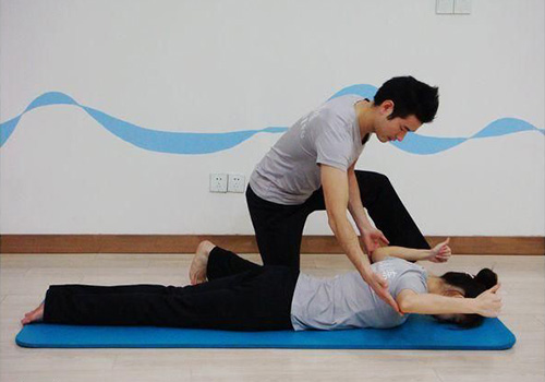 躺着举腿正确姿势 2015110417362990927.jpg