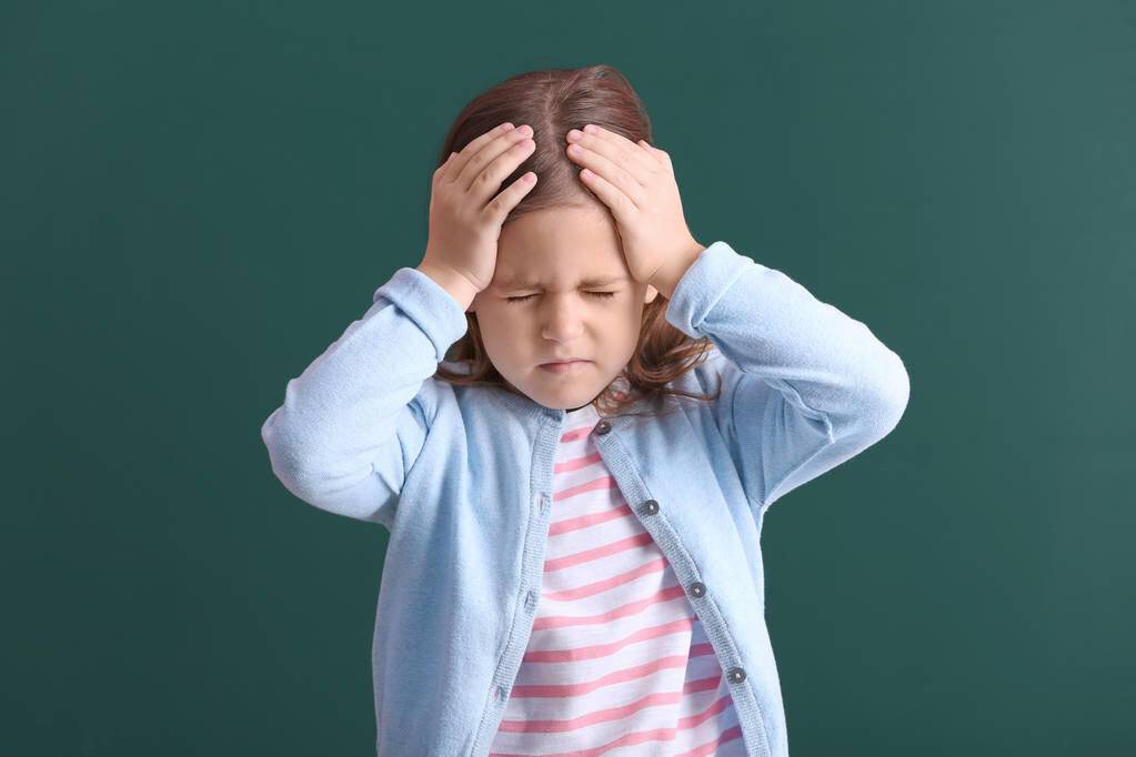 半年前在幼儿园上课的时候突然感到头痛头晕,老师让她休息一会后症状
