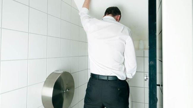 很多中老年男性因为尿无力而尴尬,排尿时总是把鞋或裤裆打湿