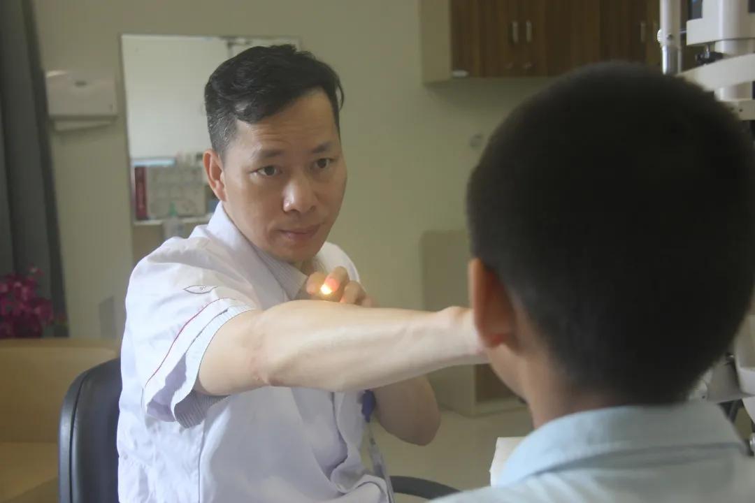 斜视检查