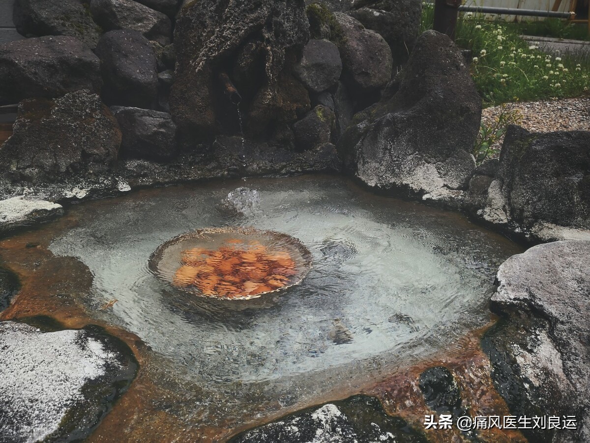 痛风时能用热敷减轻关节疼痛？医生辟谣，热敷不当可加剧疼痛