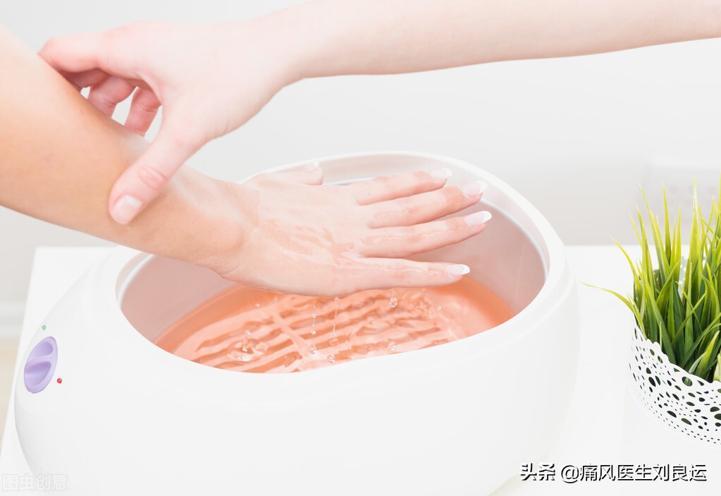痛风时能用热敷减轻关节疼痛？医生辟谣，热敷不当可加剧疼痛