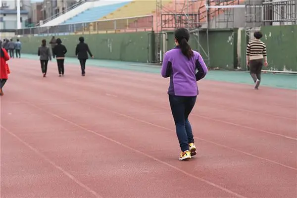 女性被乳腺癌盯上，身体会“露出端倪”，别总不以为然