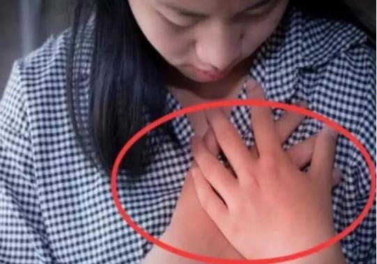 “乳腺癌”早期不疼不痒，身体会有“3个异常”出现细心就能发现