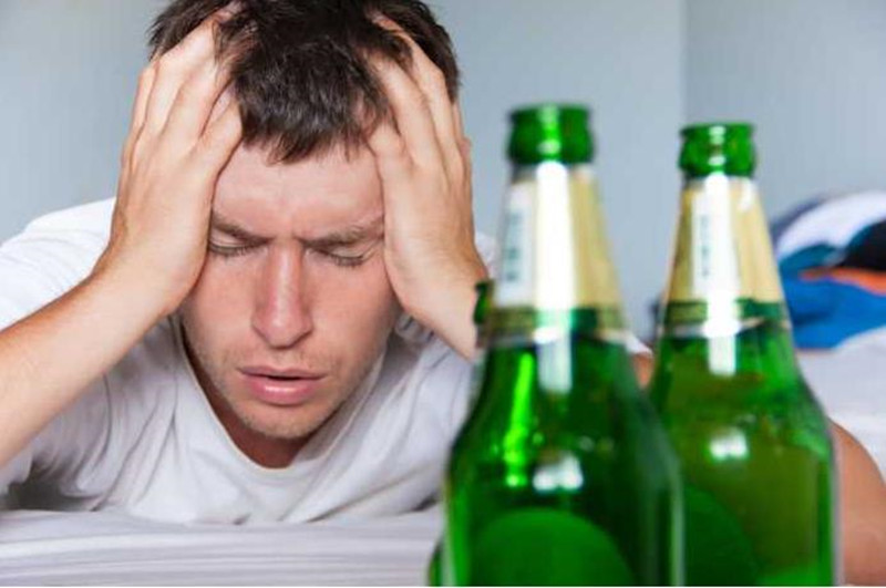 喝酒爱干杯，喝多少，怎么喝？才能避免股骨头坏死