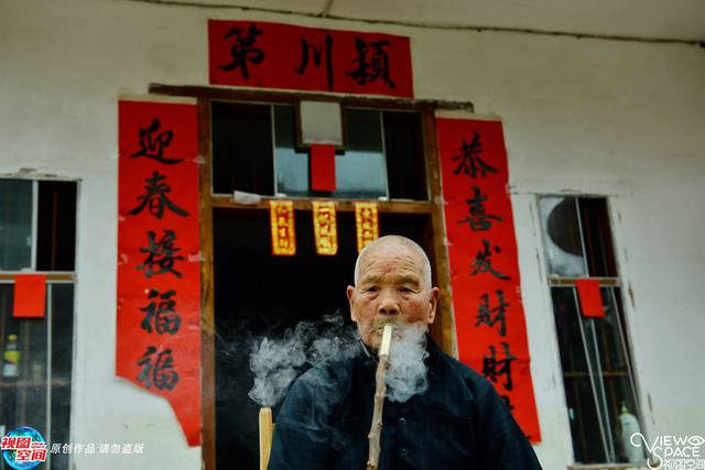 百岁老人抽烟大半世纪自制“烟杆神器”_手机搜狐网
