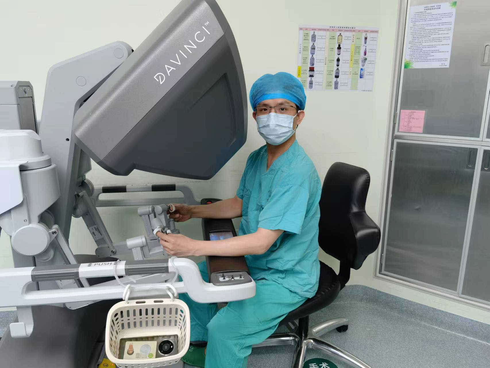 机器人手术操作照片.jpg