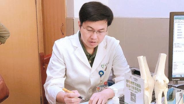 <!--HAODF:8:jingzhuibing-->颈椎病<!--HAODF:/8:jingzhuibing-->为什么会引起手麻？做到这些可以有助于缓解