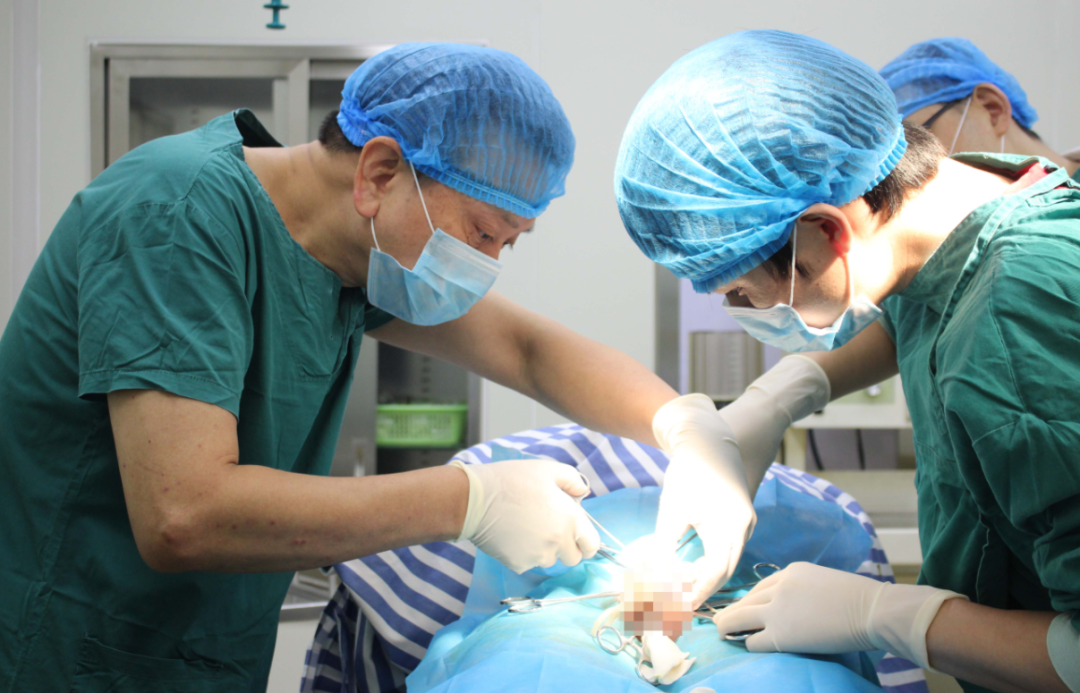 1包皮环切术:又名"传统人工包皮手术",是用手术刀切除多余的包皮,然后