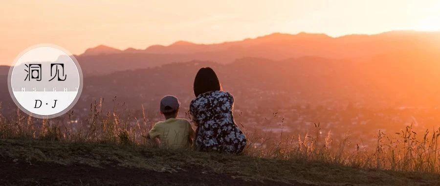 陕西街头那个狂踹母亲的男孩，暴露了中国家庭最残忍的教育方式