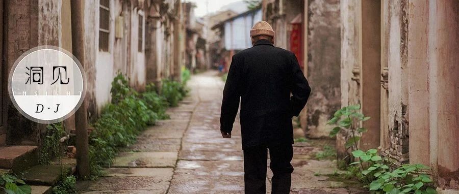 看了那个趴在浦东机场地上的父亲，我才读懂朱自清的《背影》