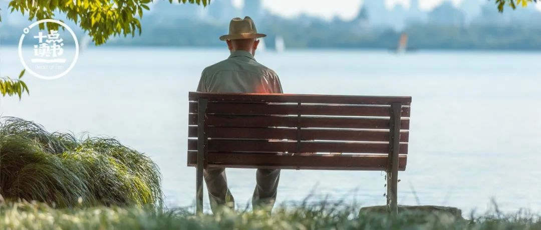 假期返程最扎心一幕，刺痛了5000万人的心：人这一生，只欠父母