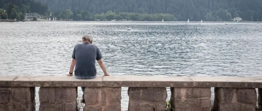 400万住顶级养老院，两个月去世……他的死亡撕开了人性最可怕的真相