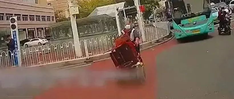 老奶奶哭问交警“生活几时才能好起来”，接下来的一幕太暖了