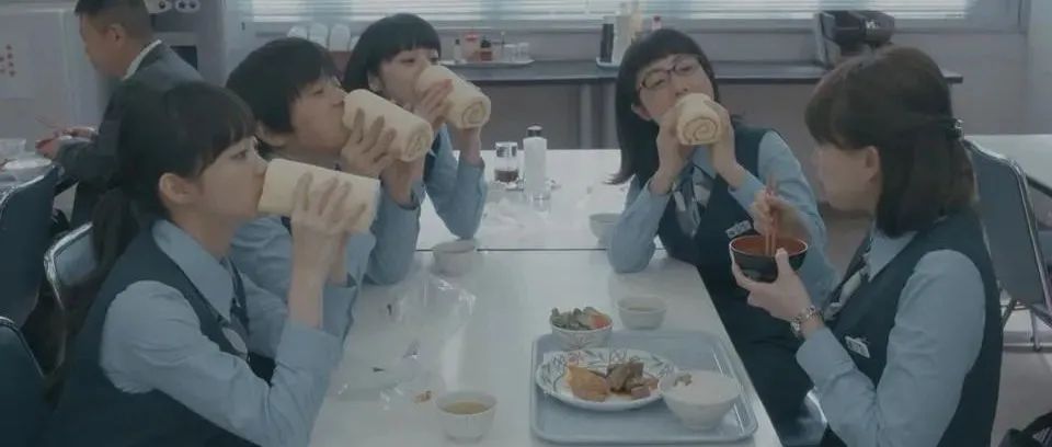 不内卷的公司们站出来，给年轻人一条「活路」