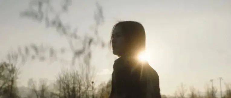 “小花梅们”被锁住后，就成了母亲、妻子和精神病