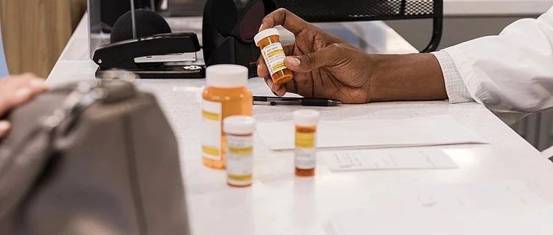 我在美国买药，10分钟药价变了4次：一位科学家的跨国医疗手记